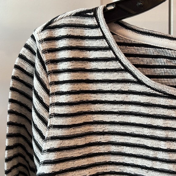 Lands’ End Women’s Black and White Striped Sweatshirt (NWOT) - Picture 2 of 7